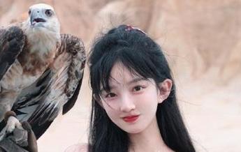 可爱少女激推51吃瓜app下载广告，网页吃瓜内容丰富又新鲜