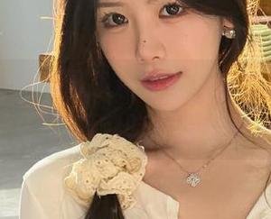 黑哥扒料免费导航助力少女，轻松扒料吃瓜不停息
